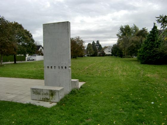 Am gegenüberliegenden Ende des Denkmals in der Denninger Grünanlage Zur Deutschen Einheit wird demnächst ein drei Meter hoher Rodelhügel aufgeschüttet.	Foto: ikb