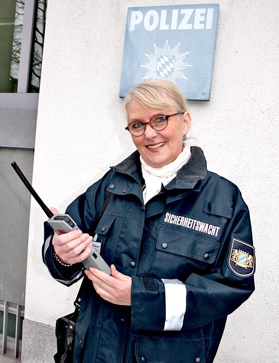 Lilo Aßhauer-Hennenlotter von der Sicherheitswacht Schwabing bei ihrer  Streife. 	Foto: ms