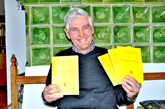 Johann Hupfer freut sich, dass das Heft 17 der »Gelben Reihe« so gut bei den Grafinger Bürgern ankommt.	Foto: sf
