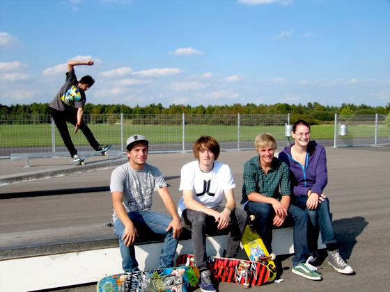 Die Skater Tommy, Adrian, Fabian, Felix (im Flug) zusammen mit der Sozialpädagogin Verena  Reichel im neu gestalteten Funpark. Foto: Mei World