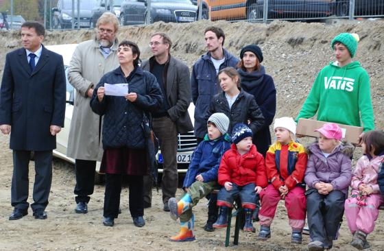 Grundsteinlegung in der Sandgrubensiedlung: Im Frühjahr 2013 soll das Montessori-Kinderhaus fertig sein.	F.: Verein