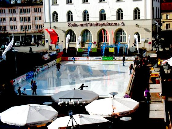Die Eiszeit auf dem Schrannenplatz ist ein Höhepunkt für Groß und Klein.	Foto: Ardeo