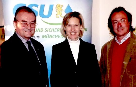 Intensive Diskussionen gab es beim CSU-Stammtisch mit Ulrich-Peter Staudt, Angelika Niebler und Erik El-Asaad (von links) in Unterföhring.	Foto: VA