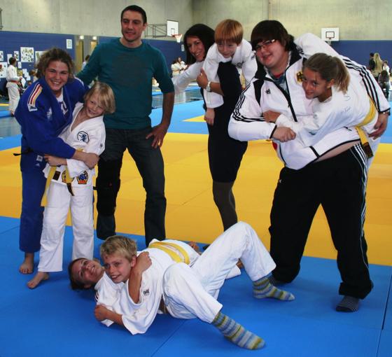 Alexsandra Sebald, Florian Wanner, Viola Wächter, Claudia Probst und liegend Maria Ertl mit dem Judo-Nachwuchs aus Holzkirchen. 	Foto: VA