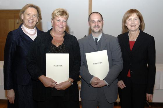 Wurden für ihr Engagement geehrt: (v. l.) Landrätin Johanna Rumschöttel, ­Susanne Bauer, Wolfgang Schöner und Dr. Hildegard Kronawitter.	Foto: VA