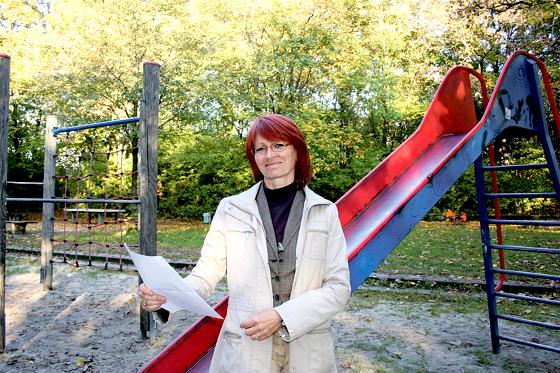 Gabi Kittl, die Kinderbeauftragte des Bezirksausschusses Feldmoching-Hasenbergl, freut sich, dass die Stadt im kommenden Jahr den Spielplatz an der Toni-Pfülf-Straße umgestaltet und aufpeppt. 	Foto: ws