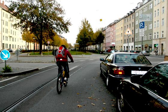 Wenn es nach dem Bezirksausschuss geht, sollen Radler künftig ausschließlich auf der Straße fahren dürfen, um Fußgänger nicht zu gefährden.	Foto: Julia Stark