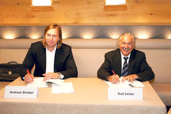 Andreas Striebel (Conference Center & Hotel Munich Unterschleißheim GmbH) und Rolf Zeitler (Erster Bürgermeister) unterschreiben den neu ausgearbeiteten Pachtvertrag für das BallhausForum. 	Foto: sl