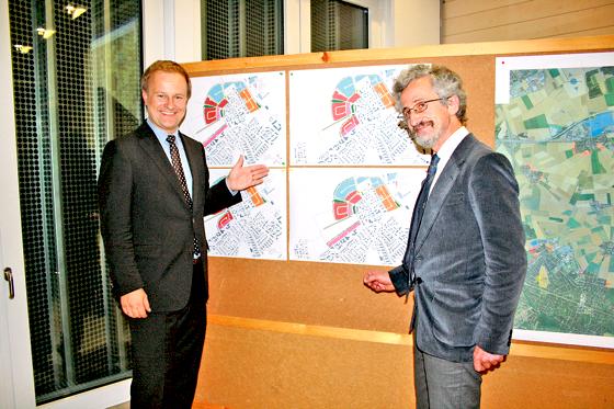 Bürgermeister Robert Niedergesäß (links) und Claus Ortner stellten die Pläne für die Gemeinde vor.	Foto: Julia Stark