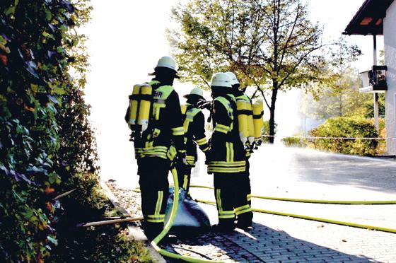 Die Männer kämpften mit der starken Rauch- und Geruchsbelästigung.	Foto: Freiwillige Feuerwehr