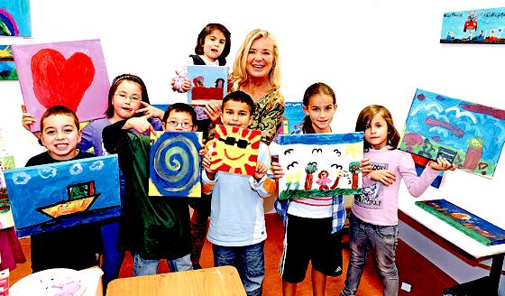 Jutta Speidel und „ihre“ Horizont-Kinder – Kunst macht Spaß und ist Therapie zugleich.	Foto: Verein