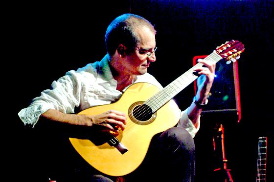 Der Brasilianer Pedro Tagliani spielt in der Kreismusikschule Erding. 	Foto: VA