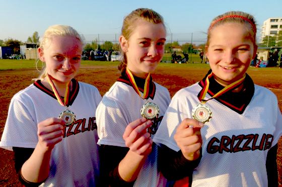 U16-Softball-Siegerinnen (v.li.): Die Hallbergmooserinnen Mara Wissing, Alyce Thiel und Fiona Brosch. 	Foto: bb