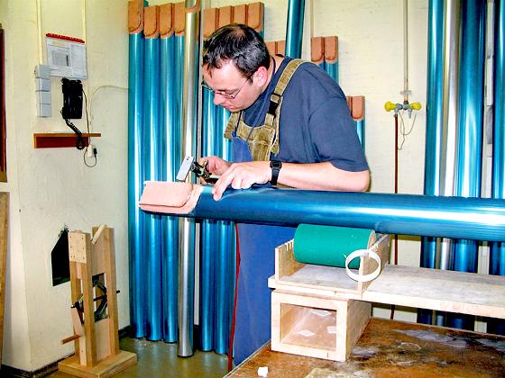 Orgelbaumeister Dirk Pfeifer, hier beim Löten einer Prospektpfeife, war mit seinen Kollegen einen ganzen Monat lang in der Philippuskirche beschäftigt.	Foto: Privat