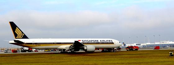 Die gestrandete Boeing 777 nach der missglückten Landung. 	Foto: dig-press