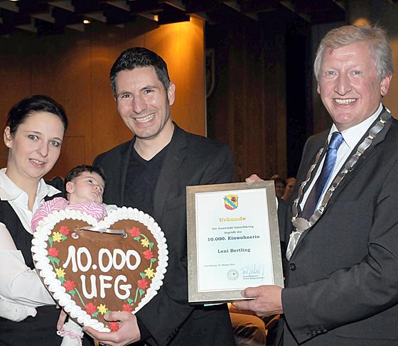 Leni mit ihren Eltern Katja und Jürgen Bertling.  Bürgermeister Schwarz überbrachte die Glückwünsche der Gemeinde. Foto: U. Baumgart
