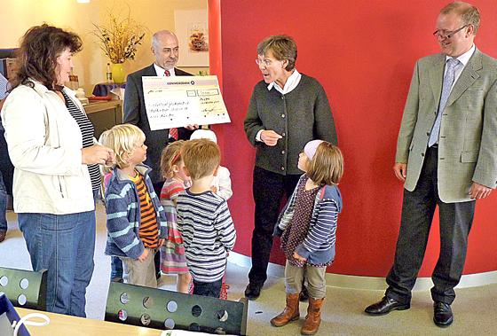 Thomas Wünnemann übergab der Kindertafel Glockenbach eine Spende über 10.000 Euro.	Foto: Privat