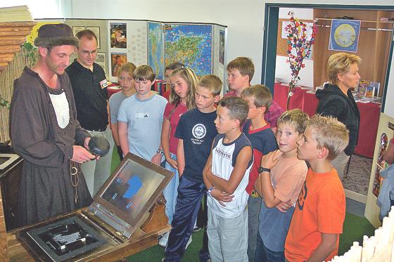 Schulklassen können die Ausstellung auch außerhalb der Öffnungszeiten besuchen.	Foto: FEG
