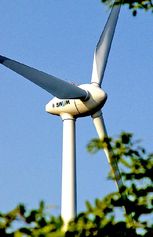 Vier Windkrafträder wie dieses in Fröttmaning würden reichen, um den gesamten privaten Strombedarf im Jahr in Haar abzudecken. 	Foto: SWM