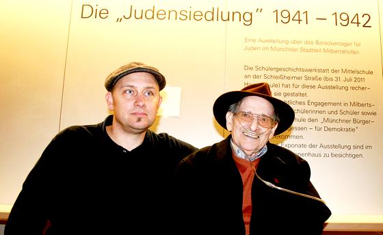 Der Holocaust-Überlebende Werner Grube (rechts) und der Münchner Künstler Paul Huf präsentierten sich anlässlich der Veranstaltungsreihe »München gedenkt der deportierten Juden« im Kulturhaus Milbertshofen.	Foto: ws