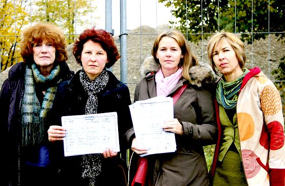 Über 200 Anwohner sind gegen die Baumfällungen: Helga Herbst, Alicia Bilang, Martina Sadoni und Heidrun Eberle (v. l.) mit den Unterschriftenlisten.	Foto: scy