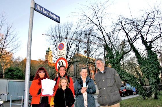 Melly Kieweg, Ulrike Schemenz, Nathalia Wolk und Rudi Schneider freuen sich stellvertretend für alle Beteiligten über den Erhalt des Straßennamens. 	Foto: HH