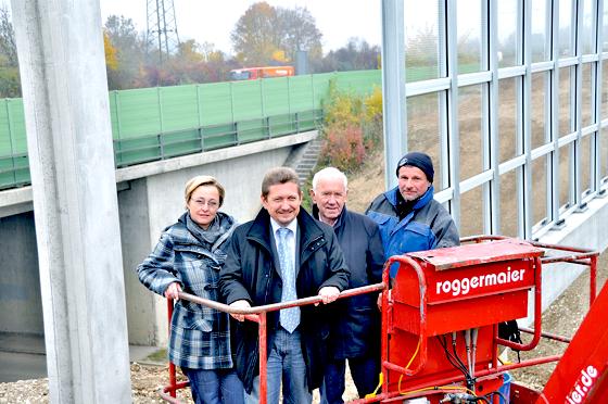 Grasbrunns Bauamtsleiterin Jeanette Sonntag, Bürgermeister Klaus Korneder, Günther Koch (Ingenieurbüro) und Ingo Pohl, Monteur (v. li. n. re.).	Foto: sf