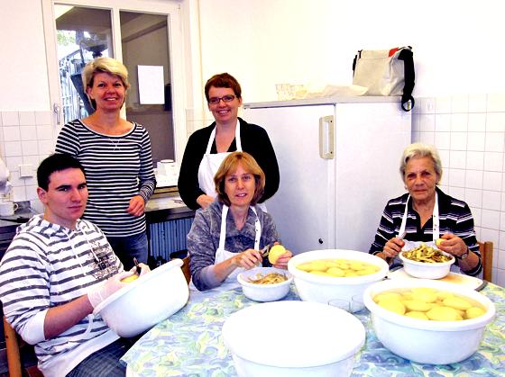 Kochen gerne für den guten Zweck: (v. l.) Daniel, Dorothea Nieder-Müller, Nuala Koetter, Bianca Broda und Irmingard Kipp vom ASZ Untergiesing.	Foto: Woschée
