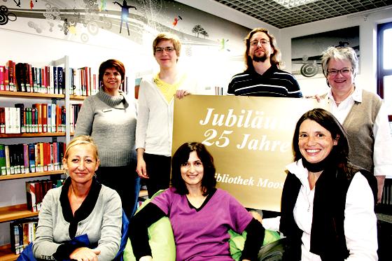 Das Team der Stadtbibliothek Moosach mit Leiterin Elisabeth Pittrich (vorne rechts) freut sich auf die bevorstehende Feier zum 25-jährigen Jubiläum.	F.: ws