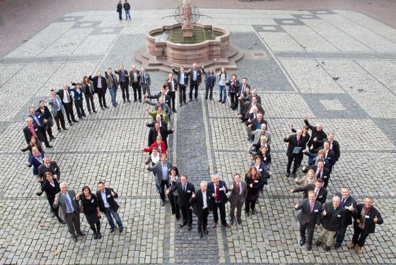 Die deutschen Mitglieder des Klimakonvents beim CO2-Gruppenbild vor dem Rathaus in Heidelberg.	Foto: Privat