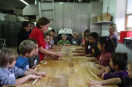In der Backstube lernten die Kinder der Kita Glonn auch, wie man Brezen macht.	Foto: Kita