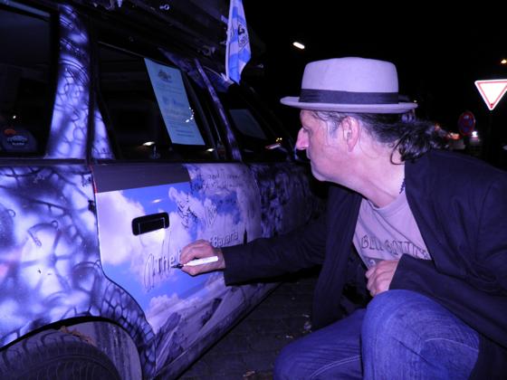Prominente Unterstützung: Peter Schneider, Bandleader der Stimulators, unterschreibt auf dem Löwenauto. 	Foto: Privat