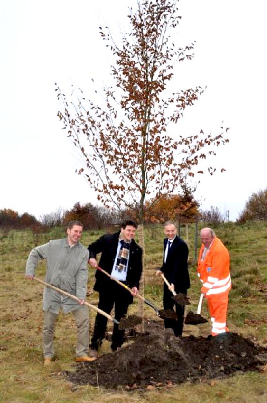 Gut für die Natur und die Ottobrunner: Bürgermeister Thomas Loderer und Matthias Walliser bei der Baumpflanzung.	Foto: VA