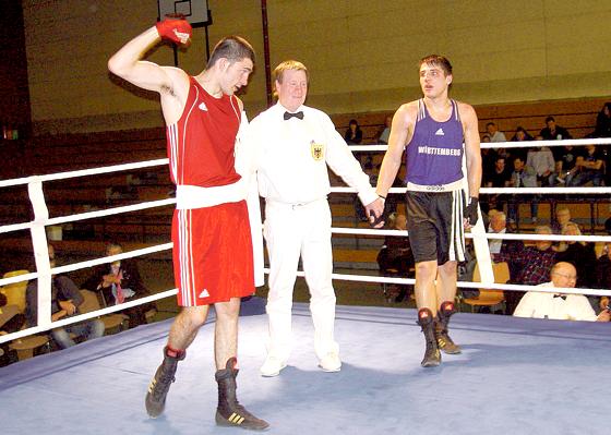 Ehsan Maudodi steht mit Ringrichter und Igor Terziev nach einem siegreichen Boxkampf im Ring (v. li. n. re.).	Foto: Privat