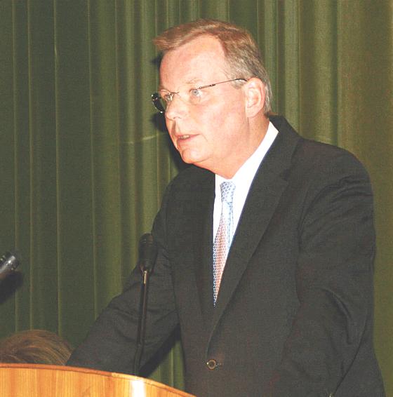 Bürgermeister Jan Neusiedl berichtete über den  zügigen Fortschritt bei der Geothermie. 	Foto: hol