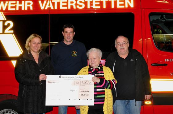 Elisabeth Rohrmayer (2. v. r.) spendete 3.000 Euro für ein neues Feuerwehrfahrzeug.	Foto: Gemeinde