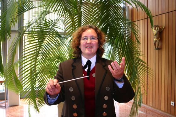 Die neue Dirigentin Regina Gaigl gibt seit September den Takt in der Blaskapelle des Truderinger Musikvereins an.	Foto: ar