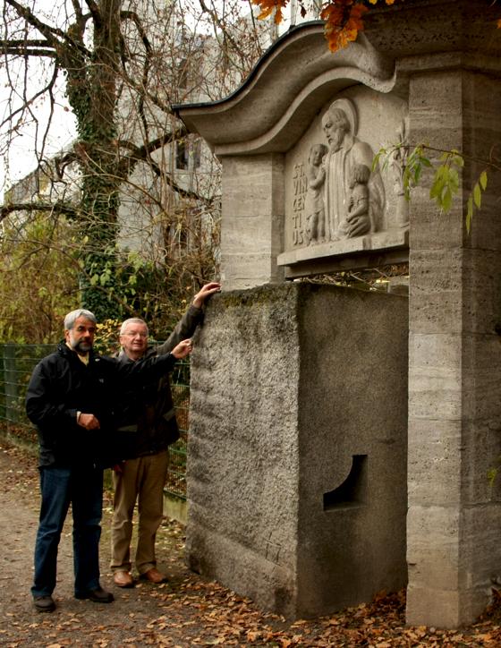 Robert Zajonz (links), einer der Organisatoren des Lichterganges, und Helmut Kolmeder vom BA, legen nach jüdischem Brauch Steine am Mahnmal beim Altenheim St. Michael ab. 				Foto: js