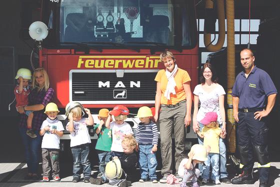 Strahlende Kindergartenkinder bei der Feuerwehr in Harthausen.	Foto: Privat