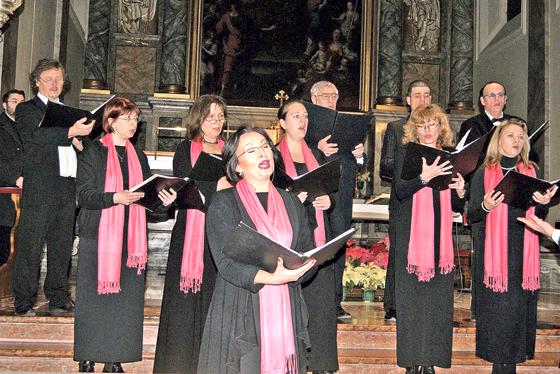 Der Singidunum-Chor singt zum Beginn der Adventszeit in der Perlacher Pfarrkirche.	Foto: VA