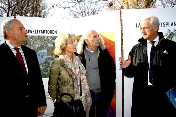 Ludwig Spänle, Petra Grub-Lejeune, Hermann Grub, Peter Ramsauer und Johannes Singhammer vor den Tunnelplänen am Seehaus.	Foto: js