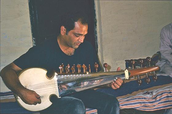Asad Qizilbash spielt am 27. November Sarod im Völkerkundemuseum.	 Foto: VA