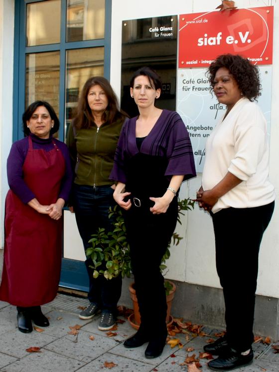 Sie hoffen, dass es weiter geht: Marija Butuci vom Café, siaf-Chefin Kürzinger und die Mitarbeiterinnen Myrvete Gahsi und Quzia Zammerai (von links).	Foto: js