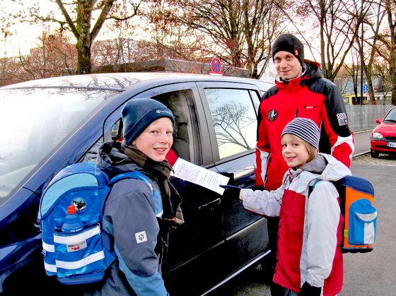 Knöllchen an unverbesserliche Autofahrer verteilten Klaus Büchl zusammen mit Paul und Dominik vor der Grundschule am Wald.	Foto: Woschée