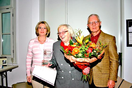 Horst Walter und die stellvertretende Vorsitzende Ender Beyhan-Bilgin verliehen Renate Werner den Giesinger Bürgerpreis.	Foto: HH