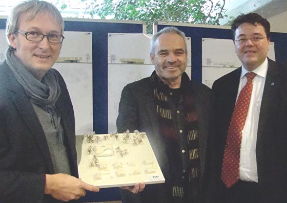 Der Sieger des Architektenwettbewerbs zur Kinderkrippe Franz Balda mit Martin Hirner und Bürgermeister Thomas Loderer (v. l.).	Foto: ka