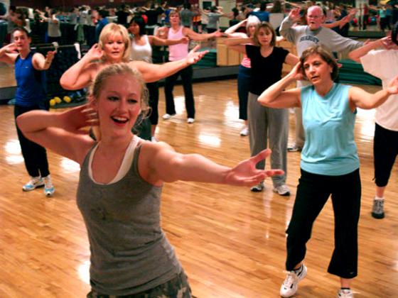 Mit Spaß trainieren und sich auspowern: Zumba-Workout ist eine Garantie dafür.	Foto: VA
