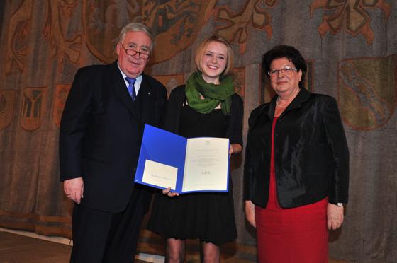 Clubpräsident Albert Scharf (links) und Landtags- präsidentin Barbara Stamm (rechts) freuen sich mit Preisträgerin Katharina Rehbach. 	Foto: privat