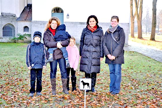 Der Elternbeirat ist aktiv geworden und hat sich an den BA gewandt (v. l.): Beate Priewe, Barbara Gremmler und Sonja Maczan.	Foto: sd