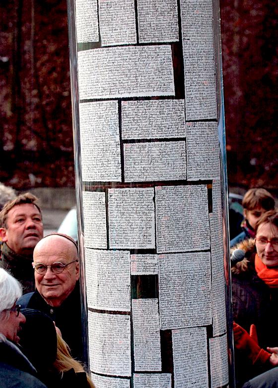 Auf einer 2,35 Meter großen Säule hat der Künstler Mario Grill 4.924 ehemalige Anwohner des Hans-Mielich-Platzes verewigt. 	Foto: Privat
